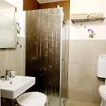 Stanza Con Bagno Privato Centro Storico, Aria Condizionata Netflix Vicino Al Pozzo Della Cava-affittacamere 