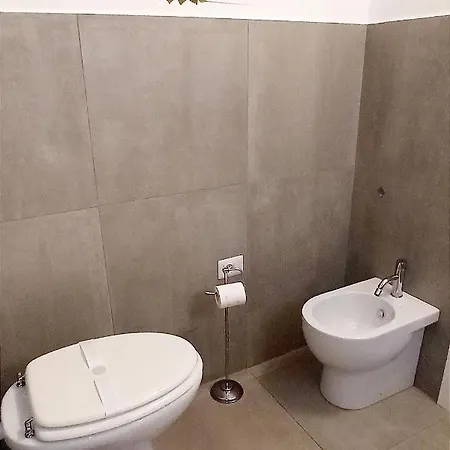 Stanza Con Bagno Privato Centro Storico, Aria Condizionata Netflix Vicino Al Pozzo Della Cava-affittacamere 