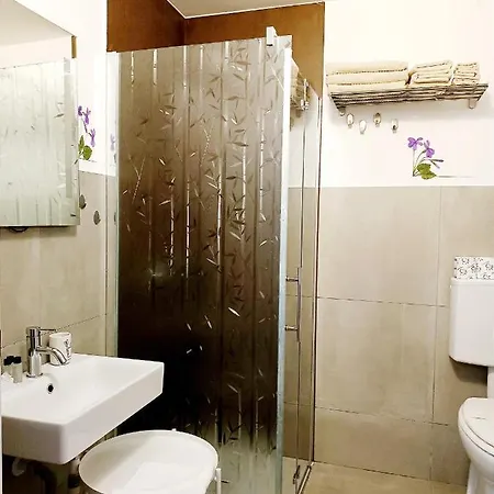 Stanza Con Bagno Privato Centro Storico, Aria Condizionata Netflix Vicino Al Pozzo Della Cava-affittacamere 